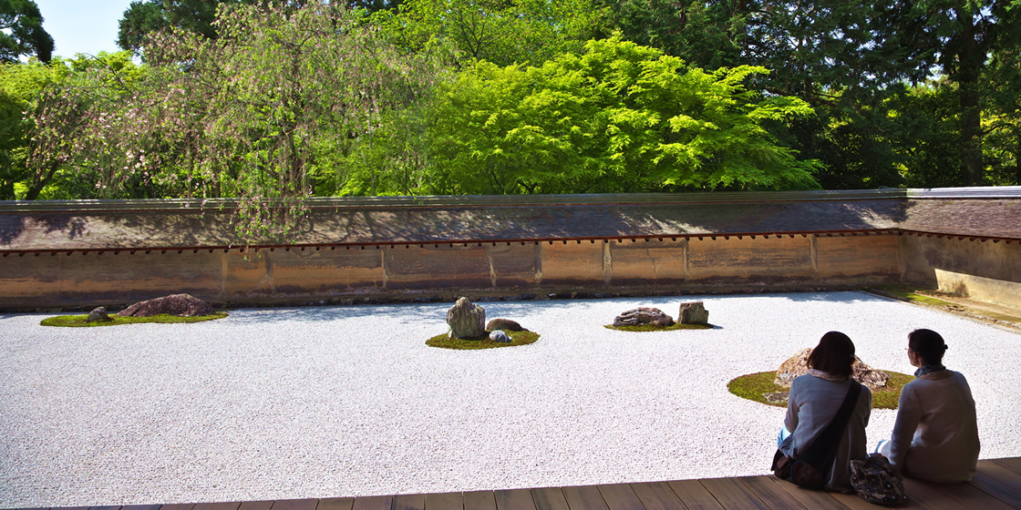 龍安寺の石庭｜3つの世界遺産を巡る観光道路「京都きぬかけの路」